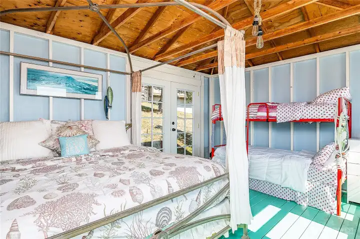 Detached 16 x 20 outbuilding/sleeping porch/studio