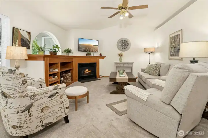 Gorgeous living room w/ceiling fan & vaulted ceiling