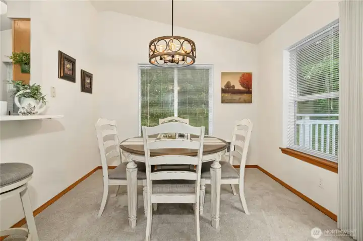 Lovely dining room w/plush carpet