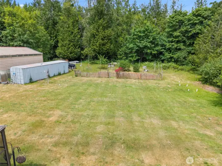 Enclosed garden area and container Enclosed garden area and container