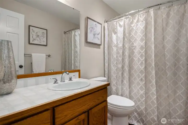 Full guest bath provides comfortable accommodations. Full guest bath provides comfortable accommodations.