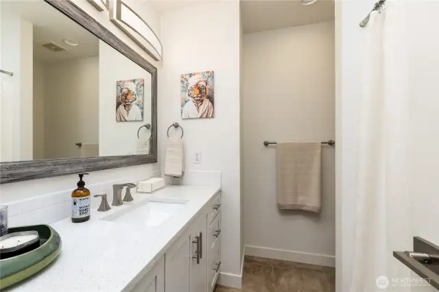Full hall bathroom, newly remodeled