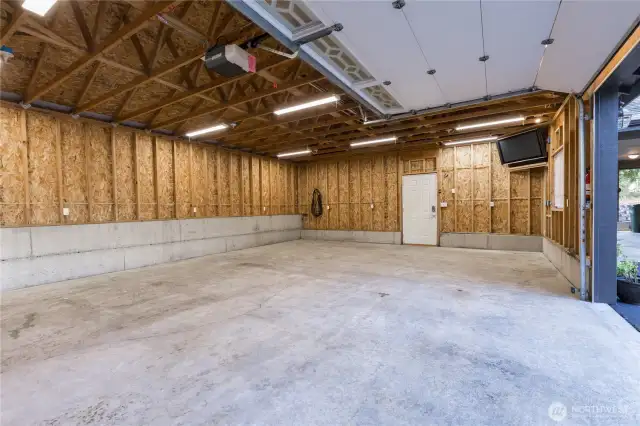 Large space for a workshop area!