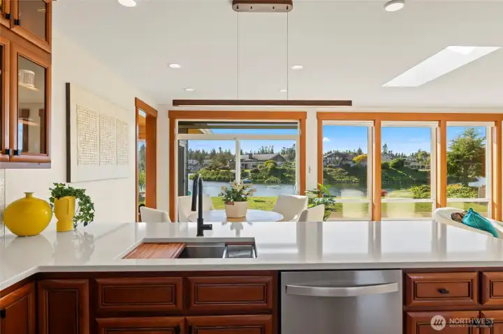 Oversized undermount sink w/touchless faucet
