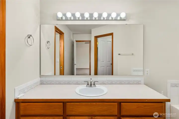 Primary bath room with 5 piece bath