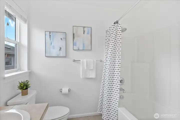 Upstairs full bathroom.