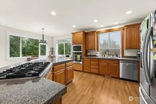 Kitchen has new microwave and a Viking 6 burner cook top.