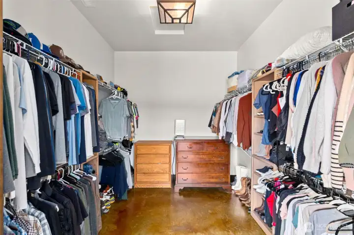 Mstr bdrm walk in closet