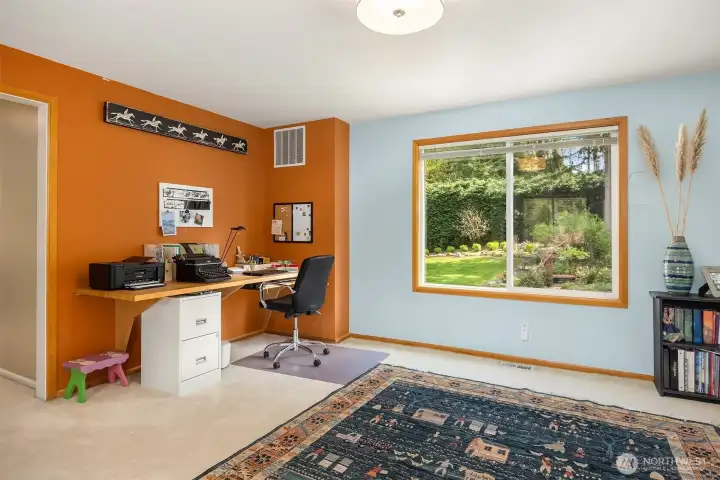 Bonus room with built-in desk area