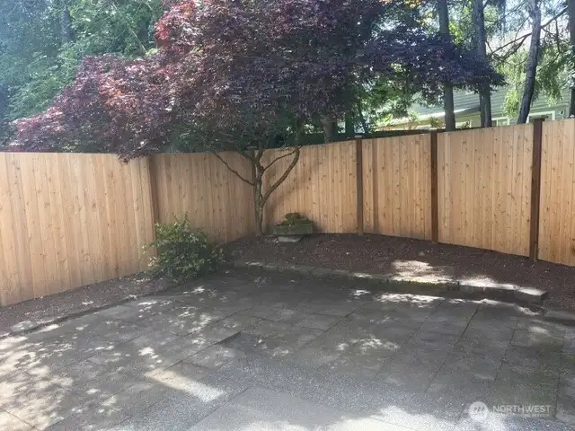 lg bk yd patio