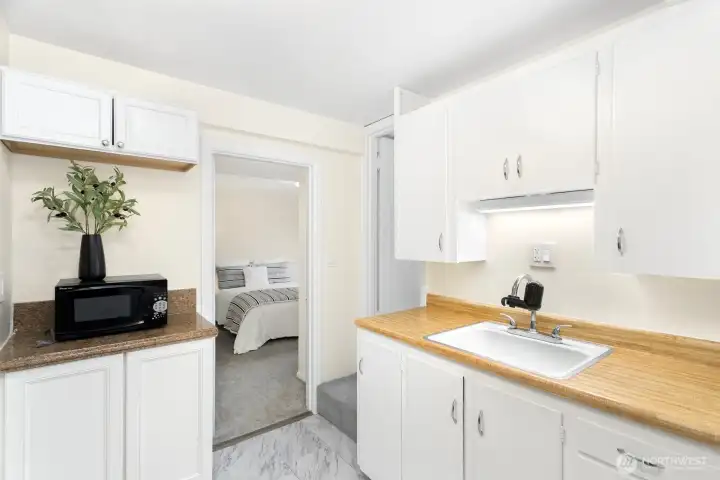 lower unit kitchen