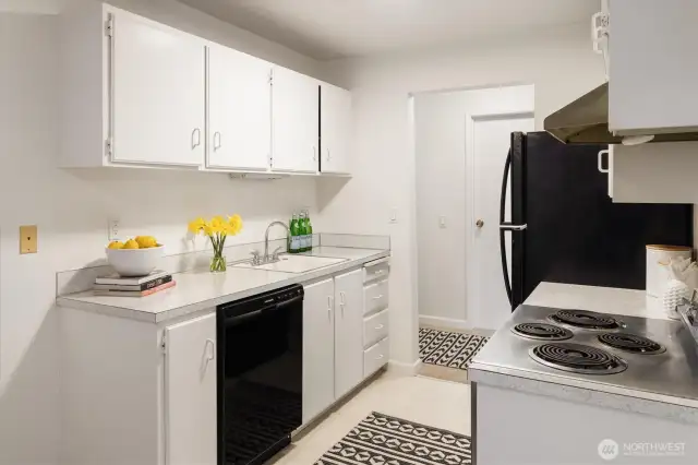 Kitchen flows through to the entry/hallway and across to the bathroom. Fabulous flow.