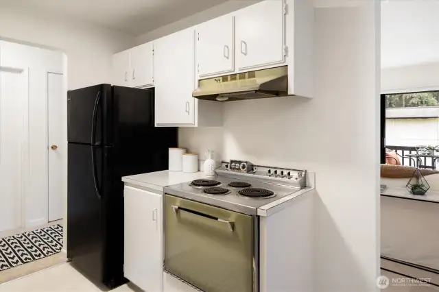 You have to keep a spot of color in this kitchen. Still functional stove top and oven.