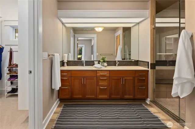 double sinks in primary bathroom