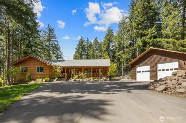 BIG Paved driveway is great for turning around trailers, etc. There is also extra gravel parking behind the garage!