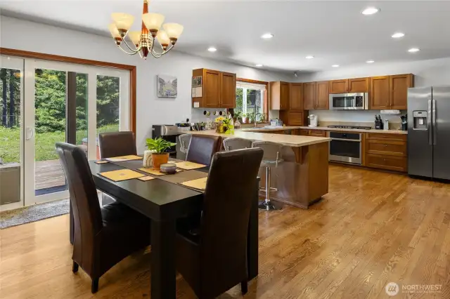 Lovely dining space between kitchen & living area.