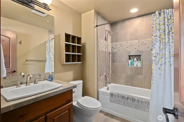 Upstairs Ensuite bathroom