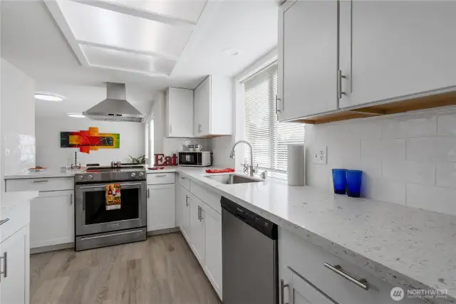 New kitchen, with new appliances and quartz counter tops!