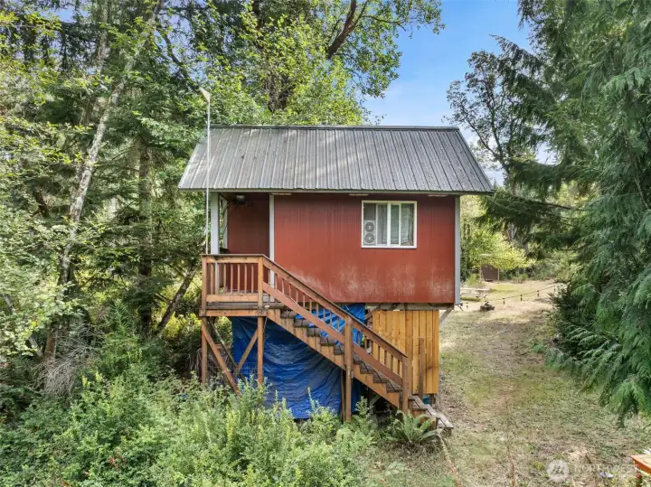Cute, comfy cabin with electricity!