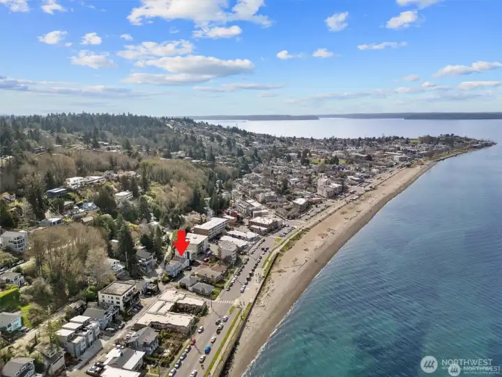 Enjoy volleyball, kayaking and all of the fun Alki Beach activitoes!