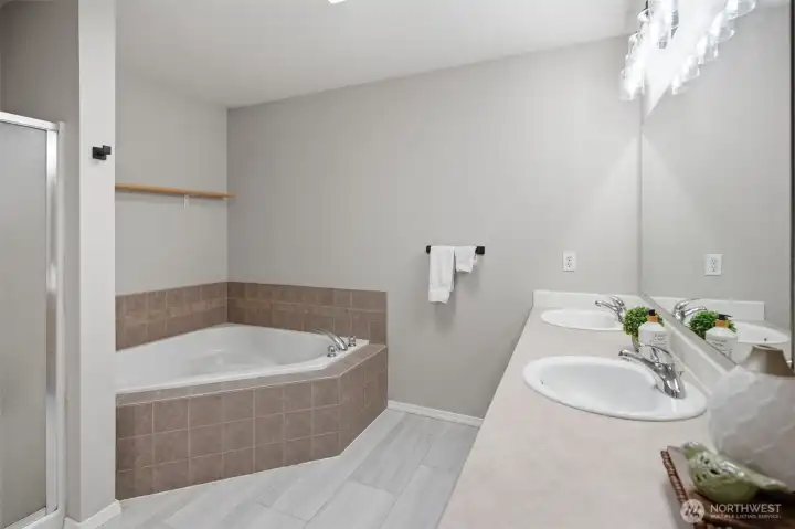 Primary en-suite bath