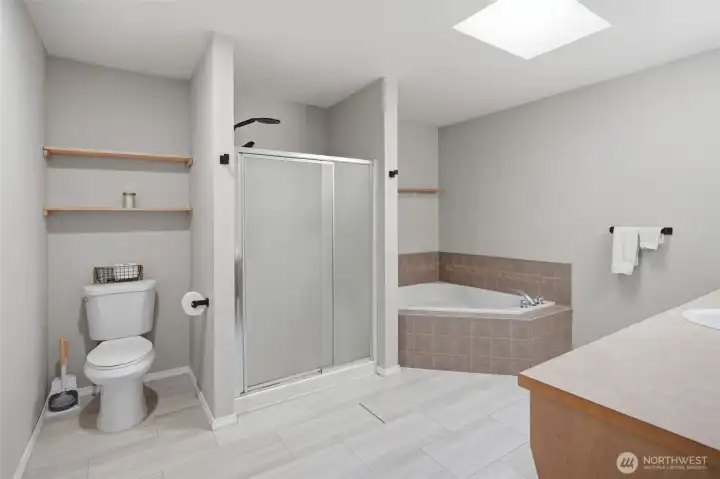 dual sinks, soaker tub