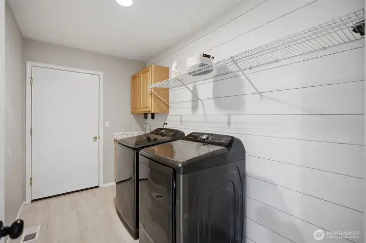 Laundry room w access to garage (mudroom)