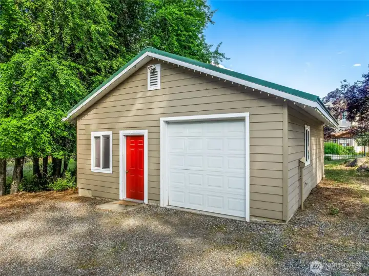 Detached Garage / shop