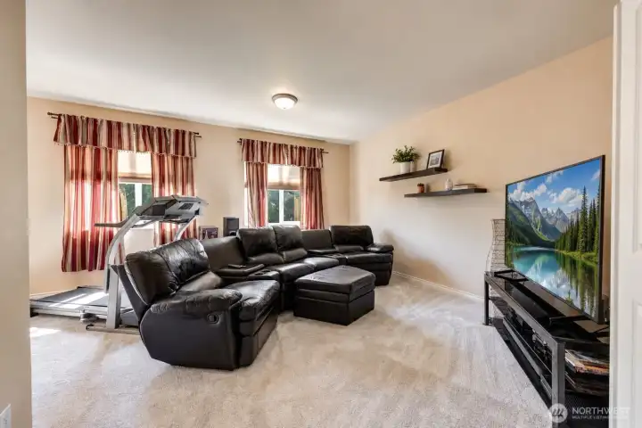 Large multi-purpose bonus room.