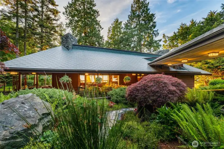 With large picture windows you can enjoy the view from all sides of the house. With large picture windows you can enjoy the view from all sides of the house.