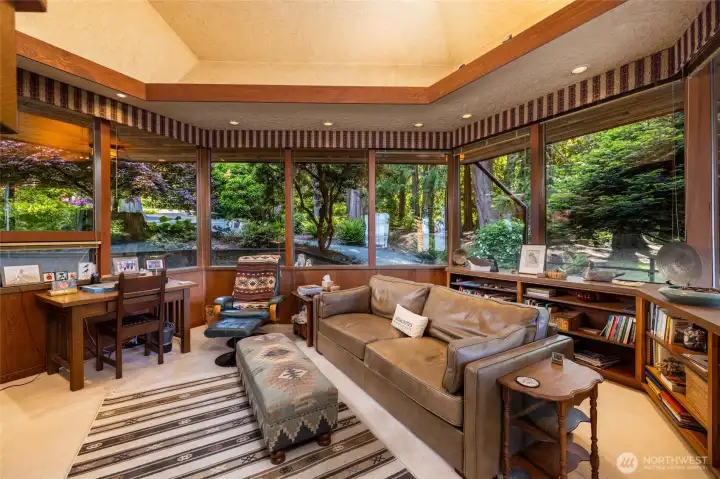 Integrated whole-home security network, central vacuum system, water filtration/softener, and pre-wired high-speed fiber data ports throughout the estate. Integrated whole-home security network, central vacuum system, water filtration/softener, and pre-wired high-speed fiber data ports throughout the estate.