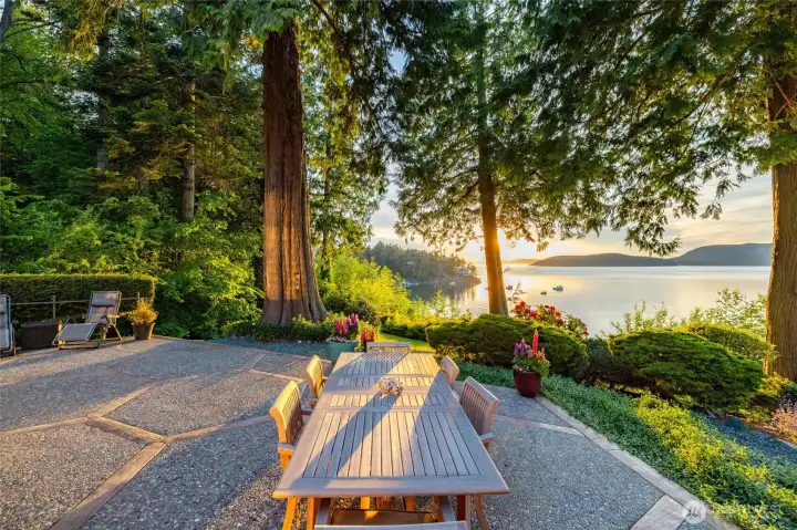 Complete with seasonal boat mooring and exclusive pier access right in front of the estate. Complete with seasonal boat mooring and exclusive pier access right in front of the estate.