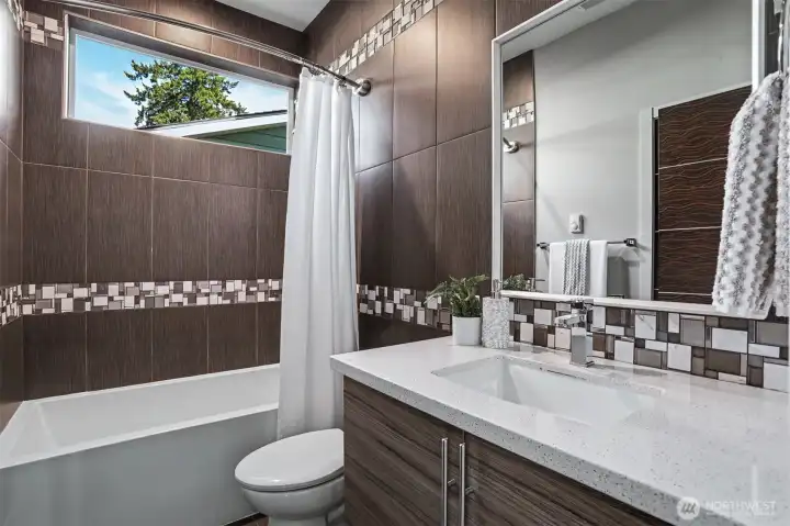 Full bathroom on the main floor. Full bathroom on the main floor.