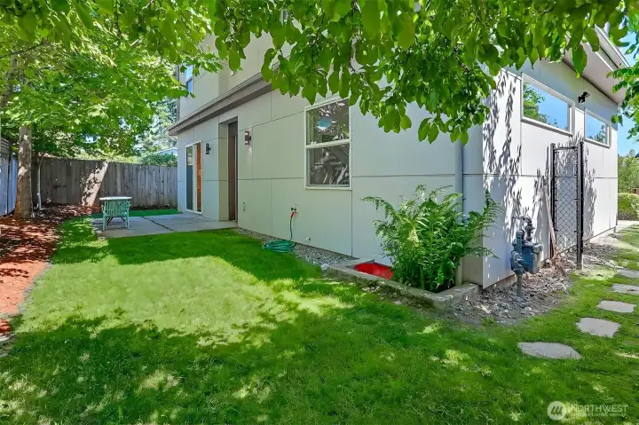 Backyard & side yard offer green grass & shade on those sunny Seattle summer days. Backyard & side yard offer green grass & shade on those sunny Seattle summer days.