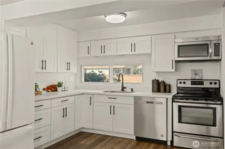 Kitchen - Quartz countertops + Shaker cabinets + Farm sink + Full Appliance set
