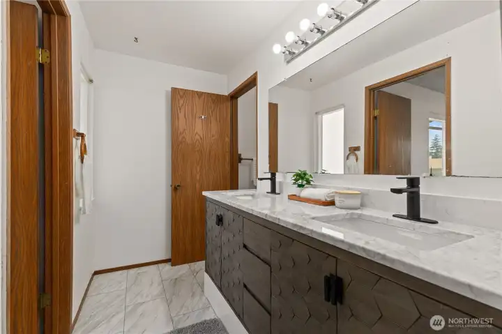 2nd Flr Bathroom (shared) + tub