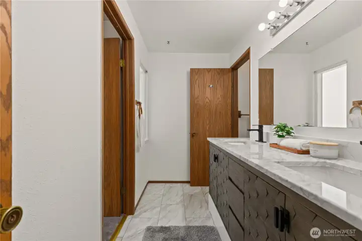 2nd Flr Bathroom (shared) + tub