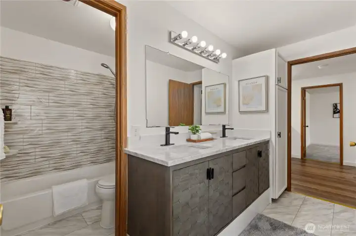 2nd Flr Bathroom (shared) + tub