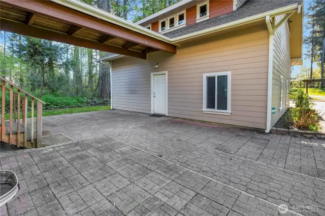 Covered breezeway from garage to home