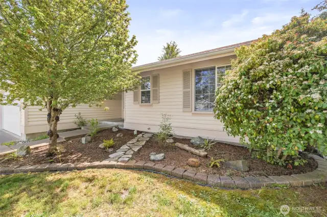 Front yard/Entryway