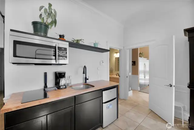 Main level MIL kitchenette. . .