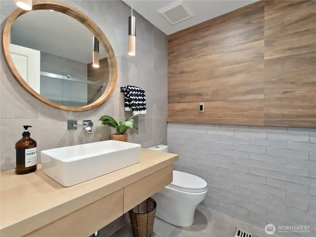 Main level full bath in hallway