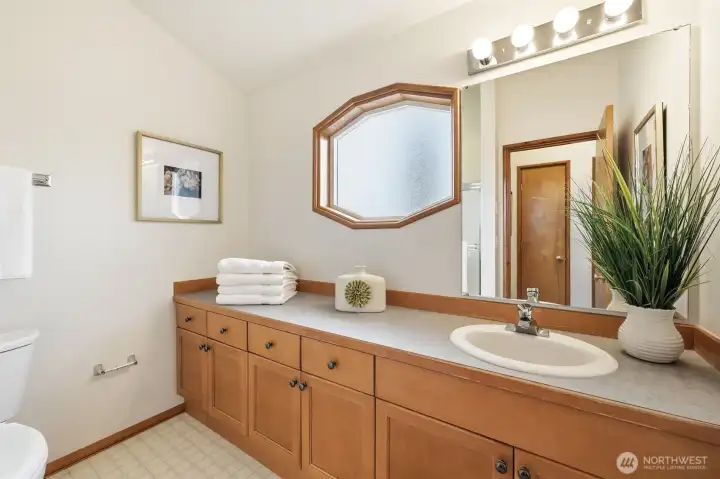 Upstairs full bathroom