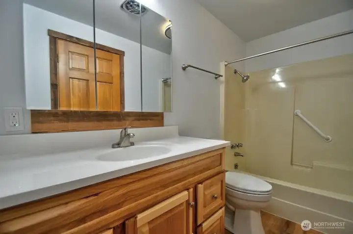Full bathroom in the hallway