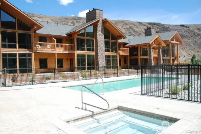 outdoor pool and hot tub overlooks Yakima River