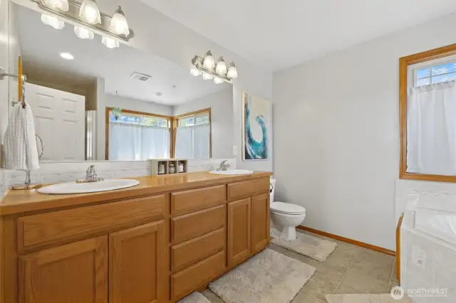 Primary bathroom w/double sinks, jetted garden tub & walk-in shower.