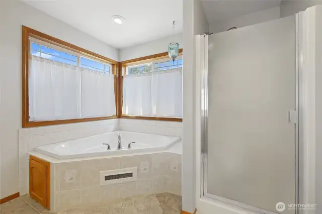 Primary bathroom w/double sinks, jetted garden tub & walk-in shower.