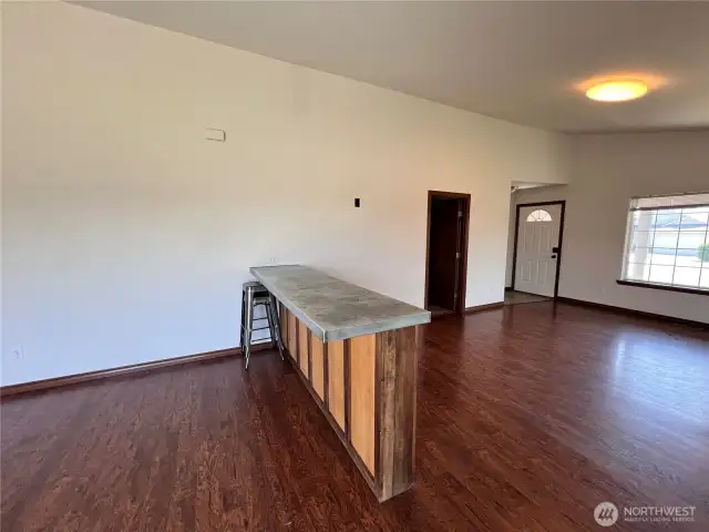 Wet/Breakfast Bar