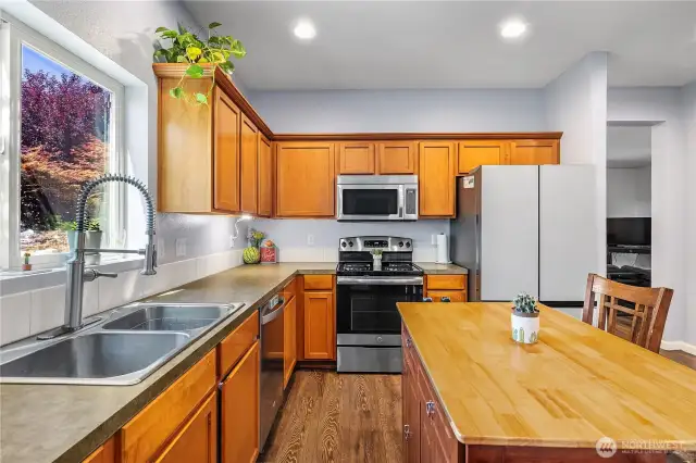 Another view of the kitchen.