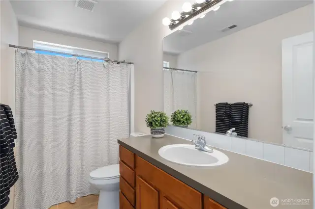 Upstairs full bathroom.